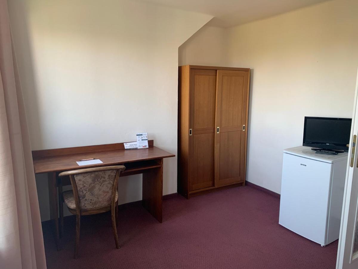 Hotel-Pension Kamyk Прага Экстерьер фото