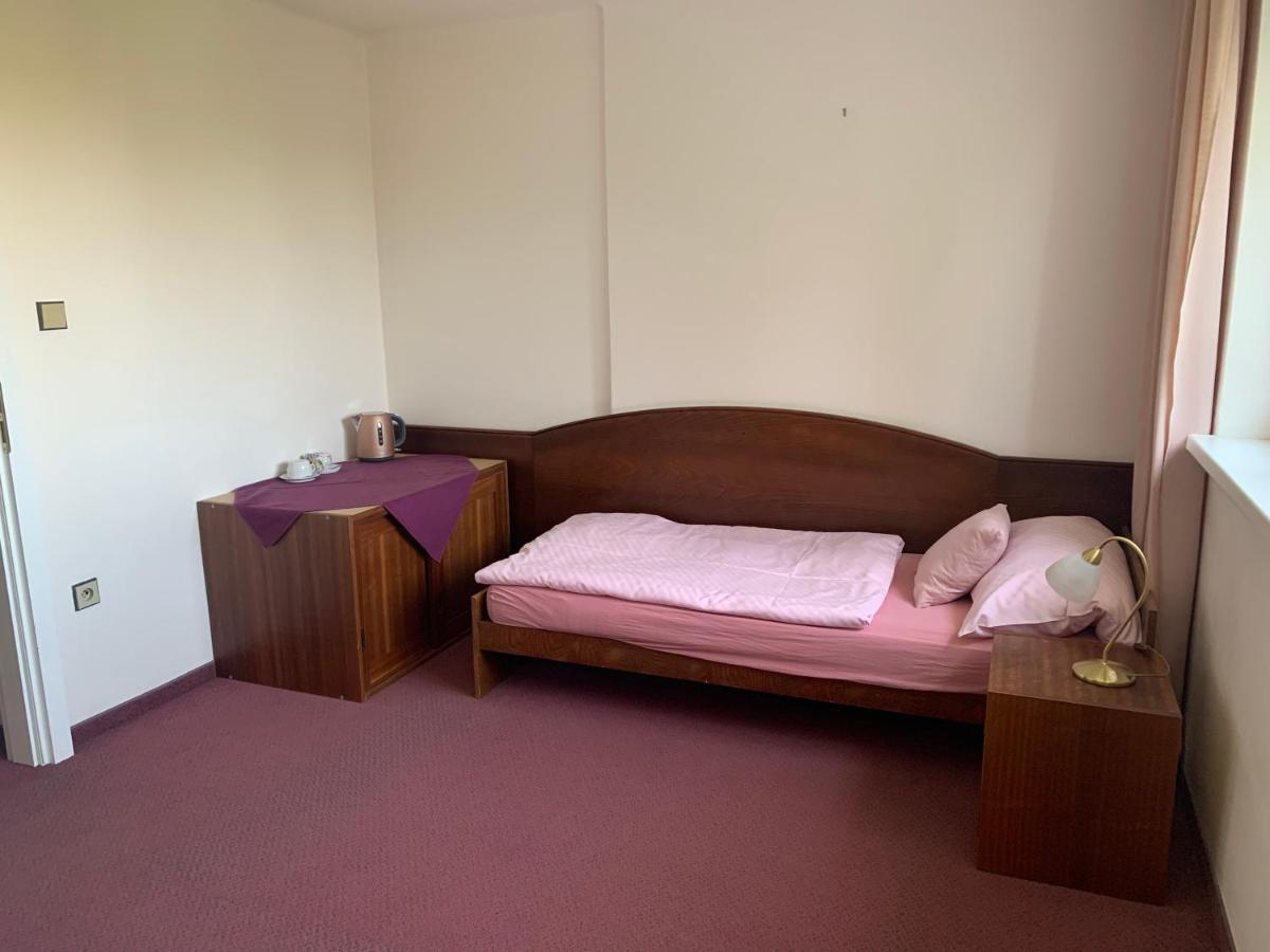 Hotel-Pension Kamyk Прага Экстерьер фото