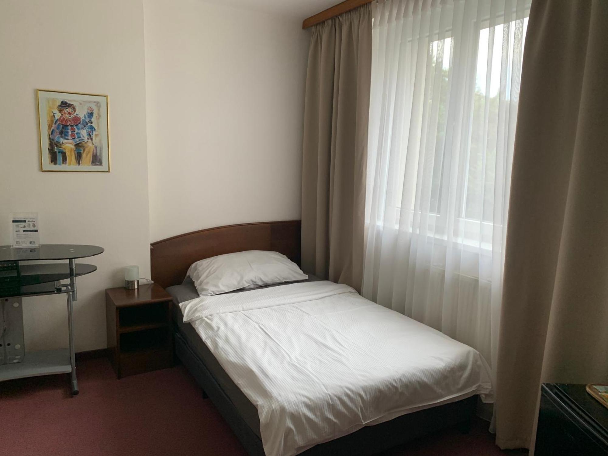 Hotel-Pension Kamyk Прага Экстерьер фото