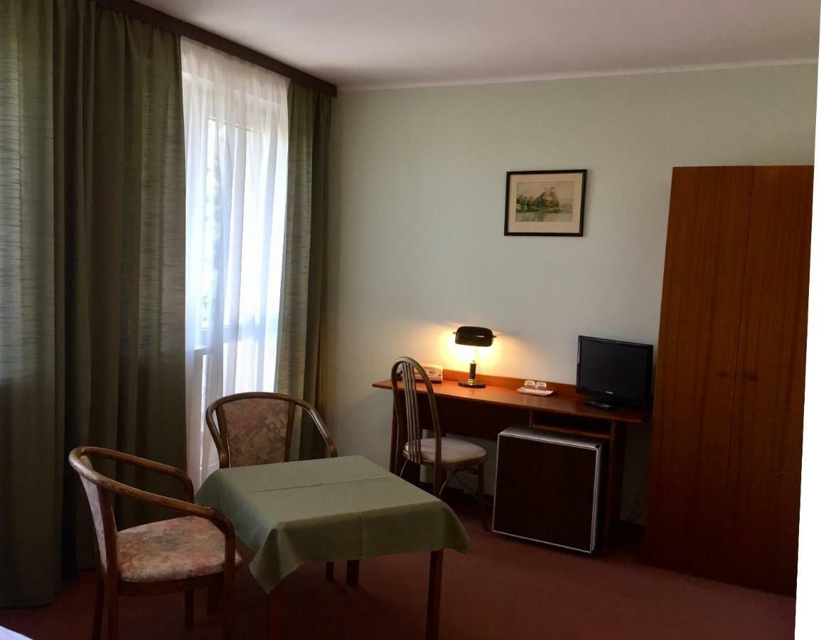 Hotel-Pension Kamyk Прага Экстерьер фото