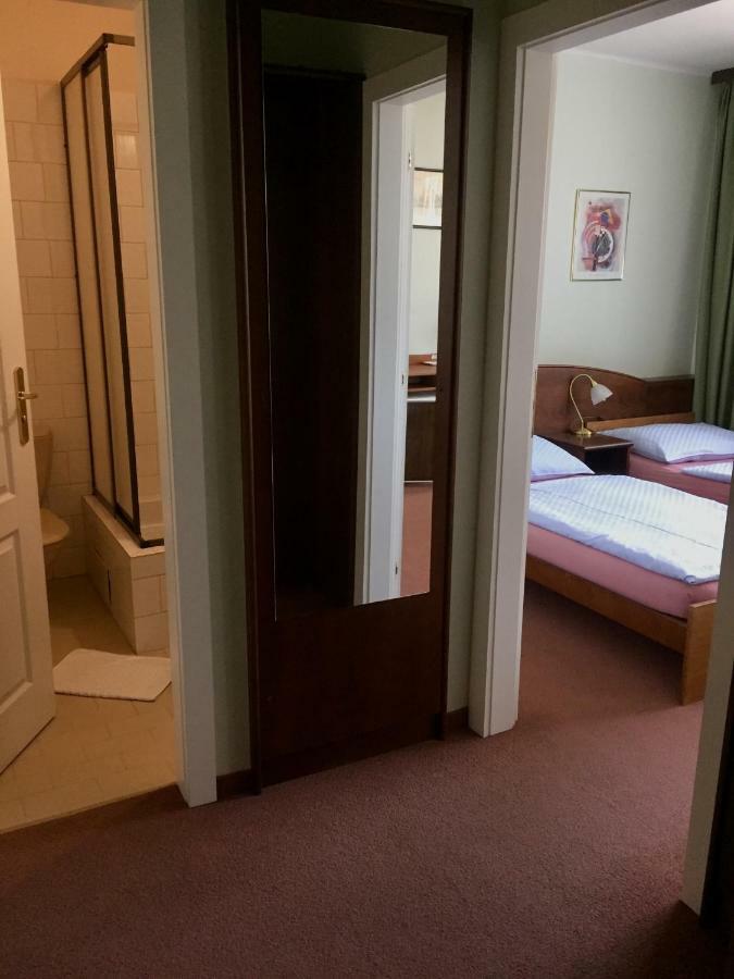 Hotel-Pension Kamyk Прага Экстерьер фото