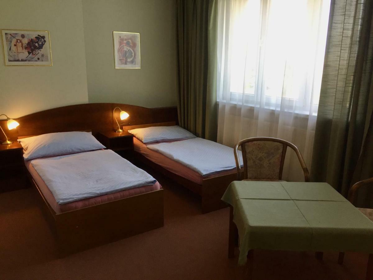 Hotel-Pension Kamyk Прага Экстерьер фото